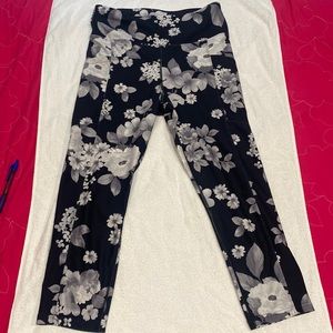 Balance Collection Black
Spring Bloom Eclipse 22"
Pocket Capri Leggings